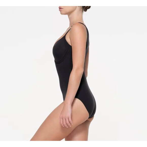 New SKIMS back smoothing brief Bodysuit - Picture 4 of 8